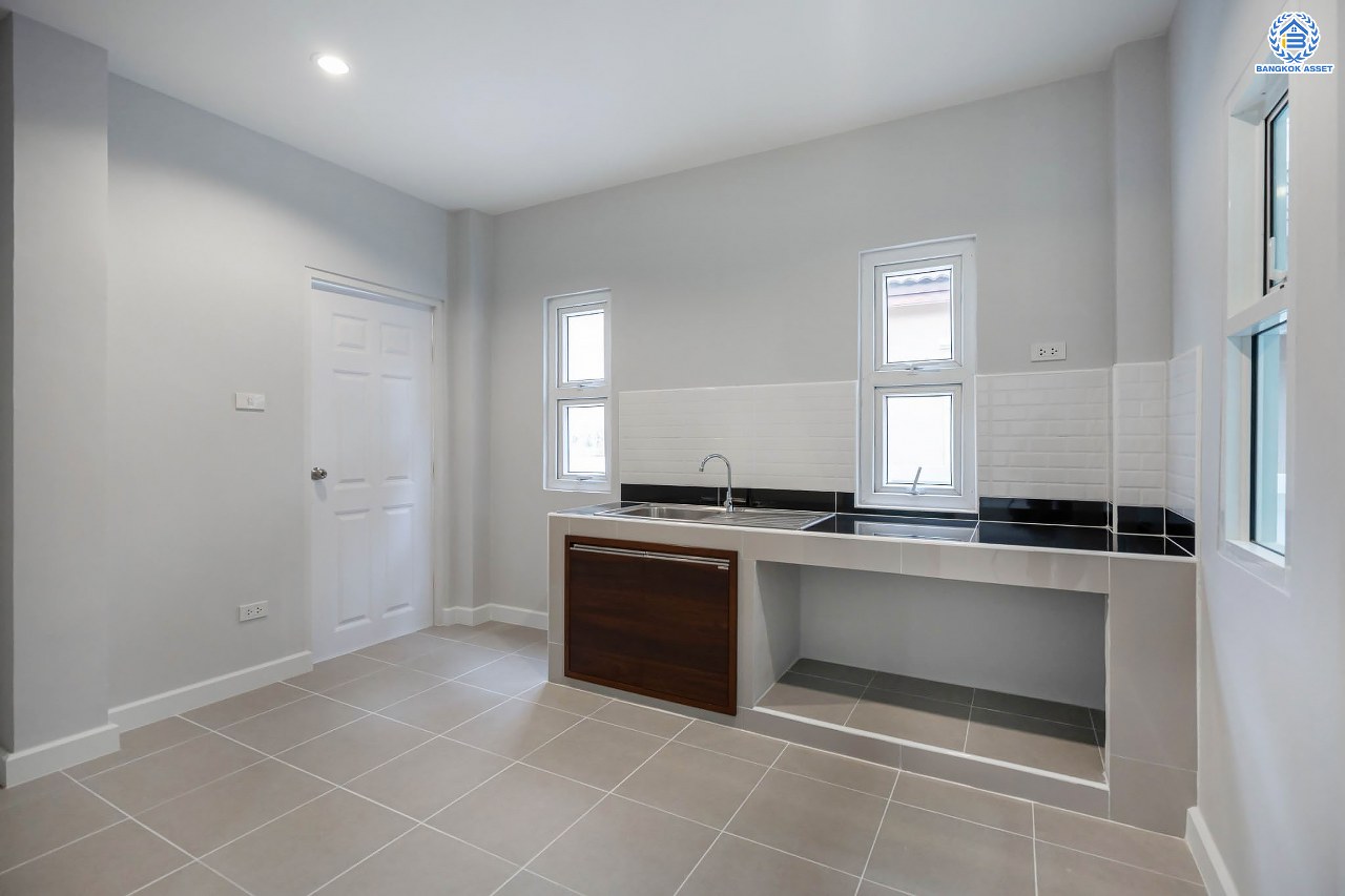 บ้านมือสองตกแต่งใหม่ โครงการ ลภาวัน15 ราชพฤกษ์ เนื้อที่ 50.5 ตร.ว. ฟังก์ชันครบ 3 ห้องนอน 3 ห้องน้ำ 2 ที่จอดรถ บ้านสวยสภาพดี พร้อมเข้าอยู่ บนทำเลศักยภาพติดถนนราชพฤกษ์ เชื่อมสู่แจ้งวัฒนะได้อย่างรวดเร็ว ใกล้รถไฟฟ้าสายสีม่วง "สถานีบางรักใหญ่"